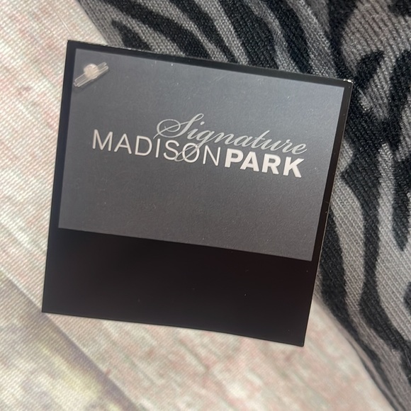 - Brand new with tags Woman’s Madison Park-Signature 2 piece lounge set. S… - Picture 10 of 12